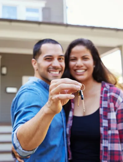 Couple holding a set of house keys.